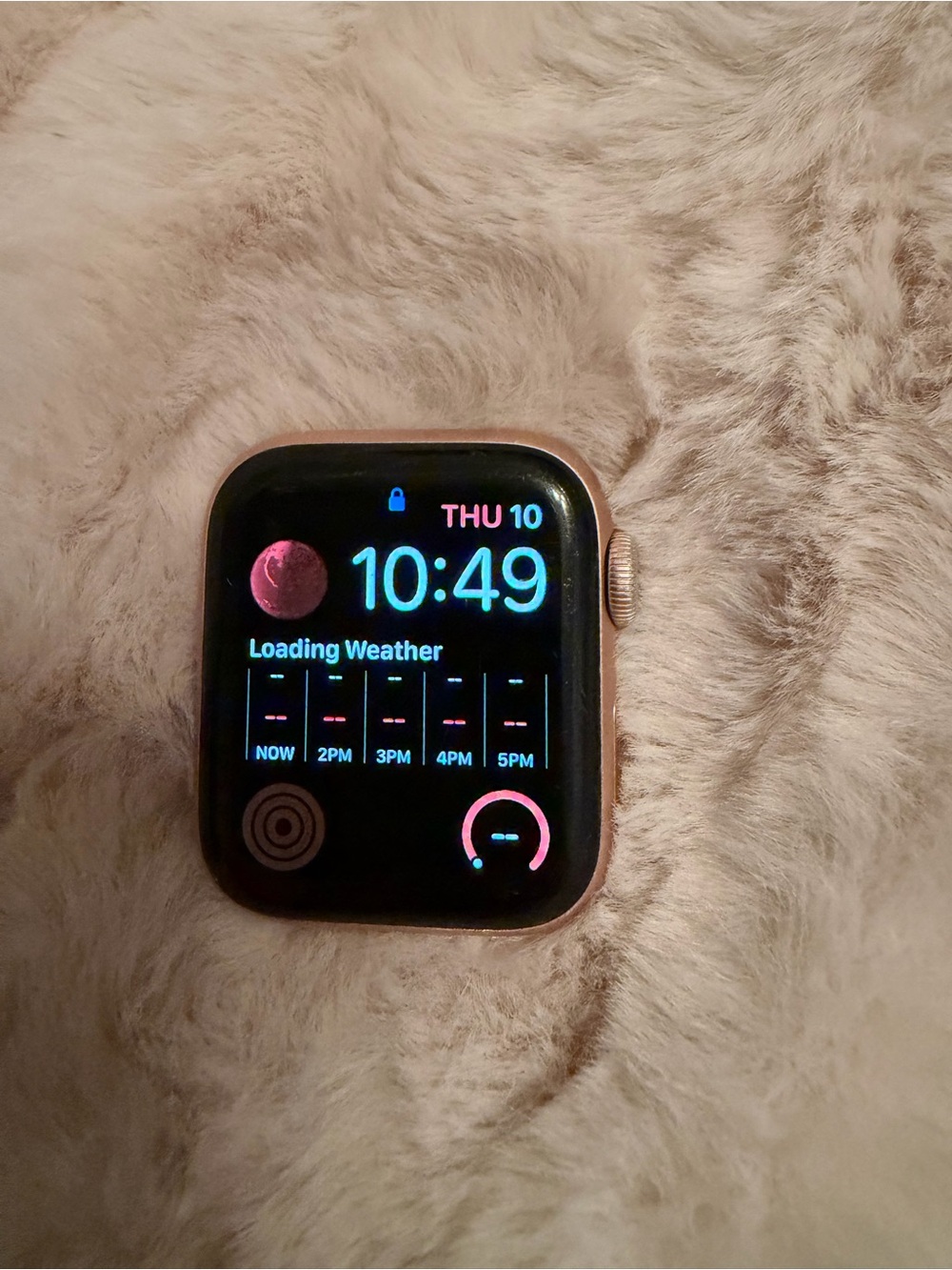 Apple Watch Series 5 (40mm) - Rose Gold with white band